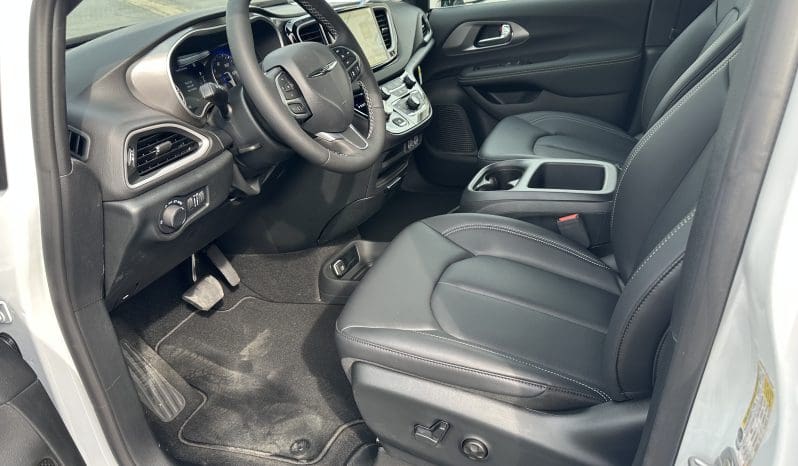 2025 Chrysler Voyager LX  | NEW BraunAbility Manual Rear Entry Wheelchair Conversion full