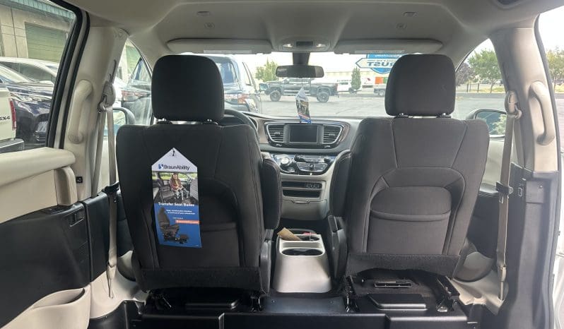 2022 Chrysler Voyager LX  | NEW BraunAbility Companion Van Manual Side Entry Wheelchair Conversion full